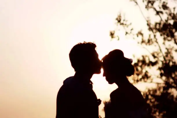 10 onmiskenbare tekenen dat iemand verliefd op je is